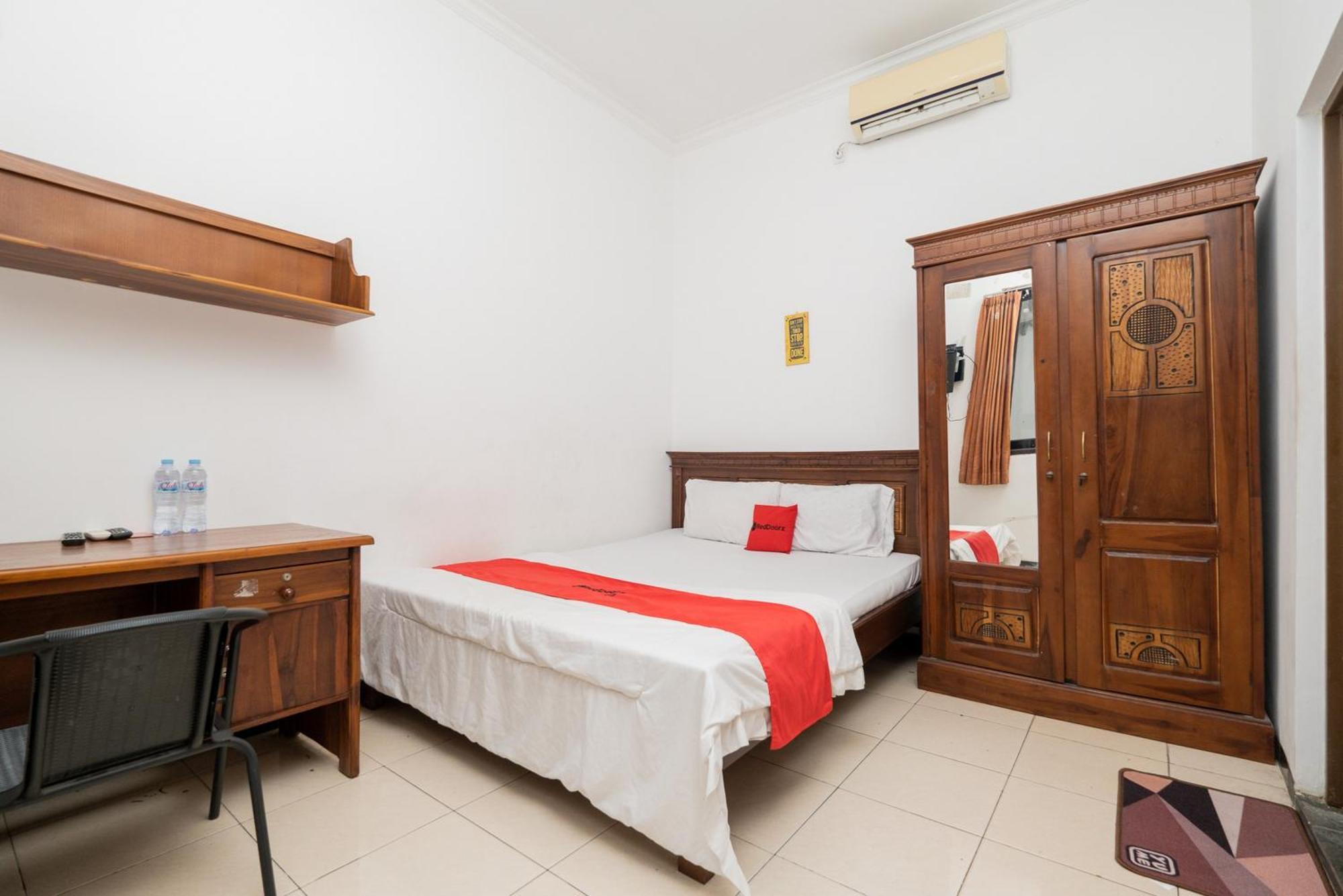 Reddoorz At Nginden Surabaya Hotel Ngoại thất bức ảnh